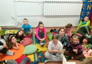Relaks uczniów klas młodszych podczas głośnego czytania