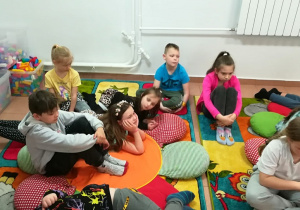 Uczniowie klas młodszych podczas głośnego czytania