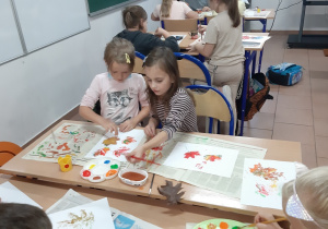 Marcelina i Kornelia podczas malowania jesiennych obrazów