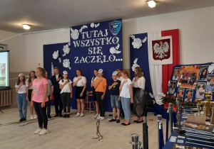 Uczniowie klas VI- VIII podczas występu