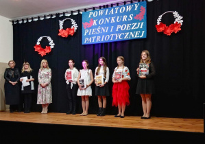 Laureaci konkursu - pierwsza od prawej - Jowita Mazurek