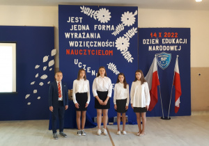 powitanie gości przez uczniów - od lewej: Marcel Badowski kl. V, Weronika Darmos kl. VII, Amelia Bernaciak kl. VIII, Amelia Chmielewska kl. V, Julia Majchrzak kl. VI