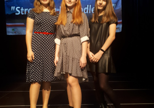 reprezentantki szkoły (od lewej) Jowita Mazurek, Maja Darmos, Julia Majchrzak