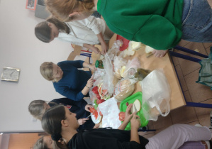 Uczniowie z opiekunem Samorządu Uczniowiskiego, podczas przygotowywania kanapek