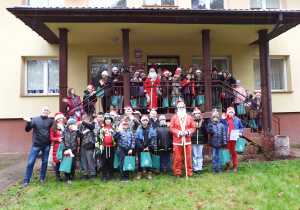 Uczniowie wraz z pracownikami Nadleśnictwa Spała i Św. Mikołajem