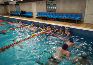 Uczniowie podczas przygotowania do pływania w parach
