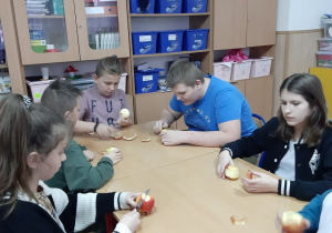 Uczniowie przygotowują się do wróżb z jabłek