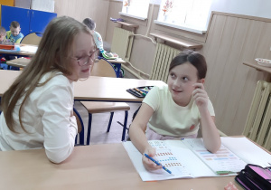 Małgorzata pomaga Mai w lekcjach