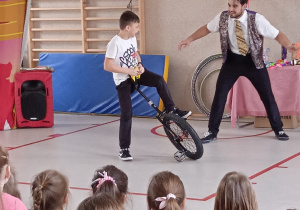 cyrkowe akrobacje z udziałem Denisa Ovsiichuka ucznia klasy V