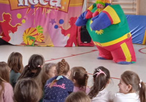 cyrkowy klaun rozśmiesza uczniów