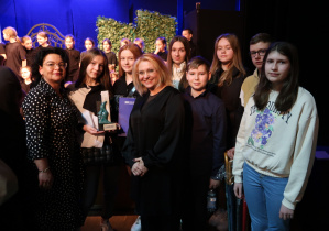 laureaci wraz z dyrektor szkoły panią Edytą Żmudą i przewodniczącą jury panią Anną Ciszowską