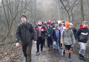 Spacer z uczniami po lesie
