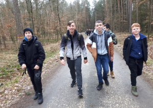 Spacer po lesie chłopców z klasy VII