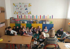 Uczniowie podczas głośnego czytania w świetlicy szkolnej
