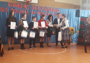 Jowita Mazurek odbiera III nagrodę z rąk wójta Gminy Rzeczycy i Dyrektor szkoły w Rzeczycyy