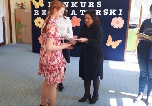 Maja Darmos odbiera z rąk pani dyrektor Haliny Lechowskiej II nagrodę