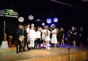 Jowita Mazurek odbiera gratulacje od członków Grupy Teatralnej "INNI"