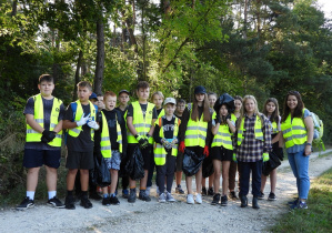 Rozpoczęcie sprzątania lasu z uczniami klasy V i VI