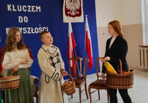 scena na Krakowskim Przedmieściu - chłop (Piotr Politański), mieszczka (Julia Tomczak) i szlachcic (Maja Darmos)