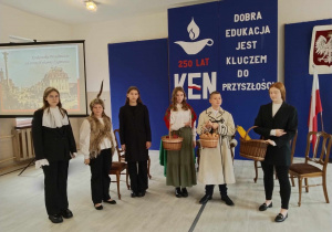 uczestnicy rozmów na temat reformy szkolnictwa- od lewej Lily Pecyna, Lena Pecyna, Julia Majchrzak, Julia Tomczak, Piotr Politański, Maja Darmos
