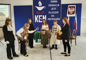 uczestnicy rozmów na temat reformy szkolnictwa- od lewej Lily Pecyna, Lena Pecyna, Julia Majchrzak, Julia Tomczak, Piotr Politański, Maja Darmos