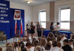 nagrodzeni nauczyciele - od lewej panie: Dominika Czajkowska-Wałęsa, Karolina Czerczak, Anita Miazga-Krysakowska i pani Marzena Adamiec
