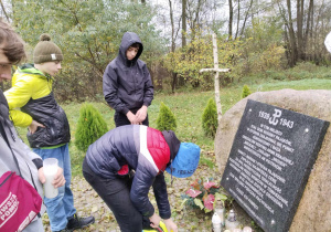 Uroczysko Cygan - obelisk rodziny Pająków. Uczniowie klasy VIII.