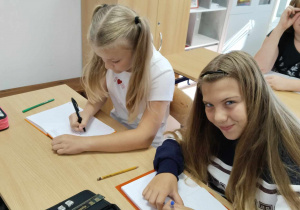 Anika i Aleksandra rysują logo Narodowego Czytania