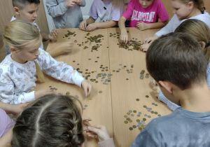 Uczniowie podczas liczenia monet