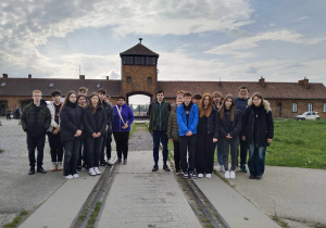 Brzezinka - Birkenau - główna brama do obozu
