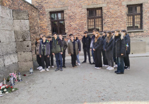 Auschwitz I - ściana śmierci przed Blokiem 11 złożenie znicza i apel poległych