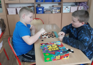 rozgrywka szachowa chłopców z klasy III