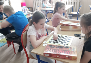 Uczennice klasy II i III w trakcie gry w szachy
