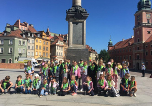 uczniowie zwiedzający starówkę