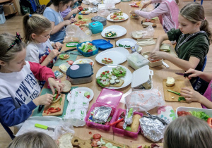 Uczniowie klasy II podczas przygotowywania zdrowego śniadania