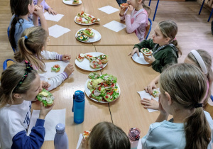 Uczniowie klasy II podczas spożywania zdrowego śniadania