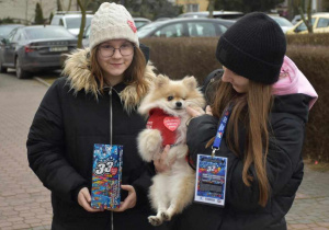 Lily, Julia i Nico podczas kwesty