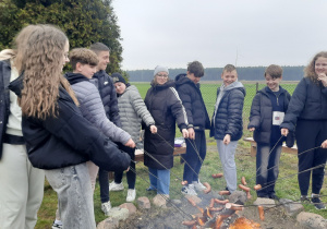 wiosenne ognisko z kiełbaskami