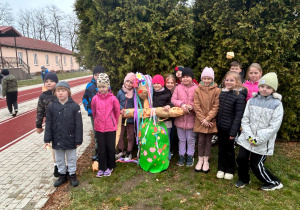 uczniowie klasy II z marzanną