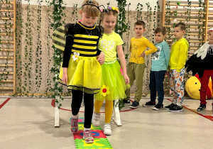Wiosenny pokaz mody i szalonych fryzur kl. I - III