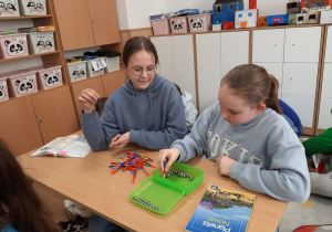 Nadia i Maja grają w kulki magnetyczne