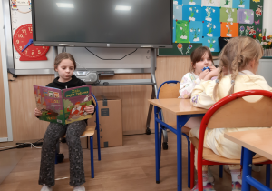 Pola czyta łamigłówki językowe