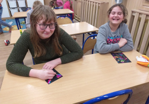 Wiktoria i Julia podczas wydrapywania swoich prac