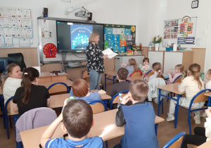 Czytanie opowiadań przez panią bibliotekarkę