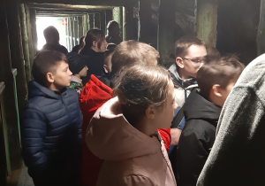 Uczniowie w Grotach Nagórzyckich