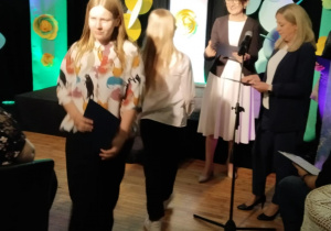 Lena Pecyna uczennica klasy VI odbiera podziękowanie za udział w konkursie
