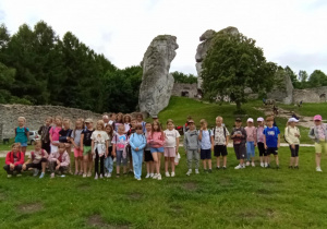 wspólne zdjęcie na tle ruin zamku w Ogrodzieńcu