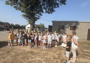 uczniowie kl. I - III pod starą szkolną lipą