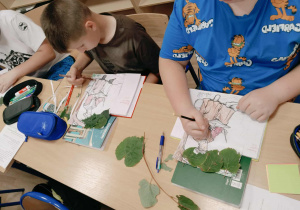 uczniowie kl. V przy pracy
