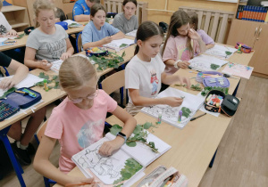 uczennice kl. V przy pracy